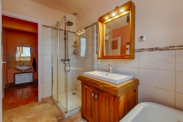 Salle de bain en bas