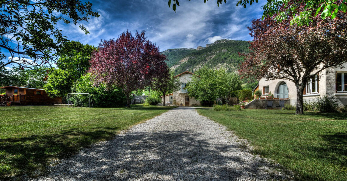 Vue sur jardin en été